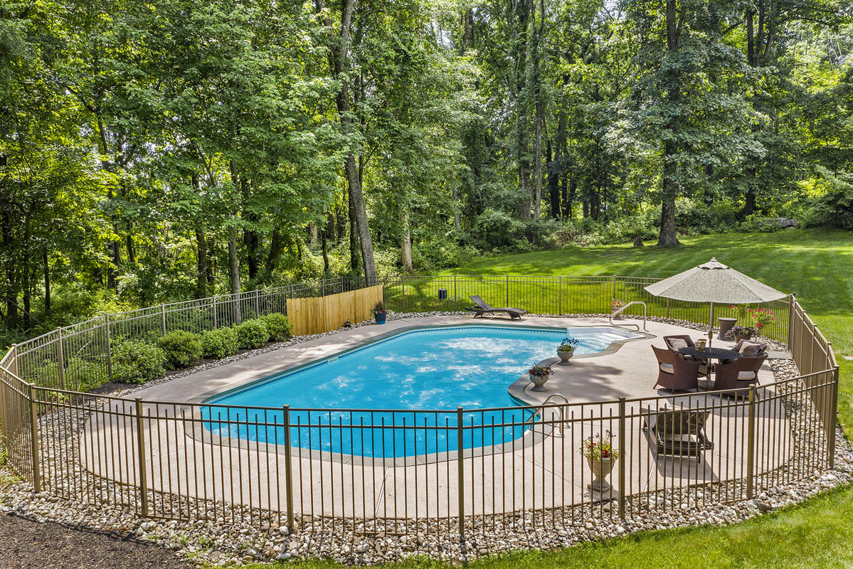 24a 58 Hollow Brook Road Tewksbury Township -- pool area